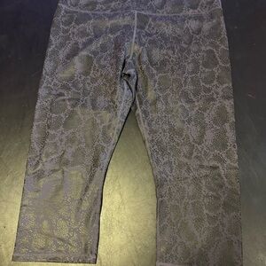 Fabletics snake skin Patterned capri Leggings